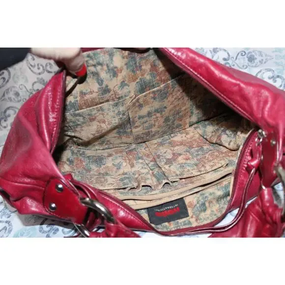 Elegant Raspberry Leather Handbag - Picture 9 of 10